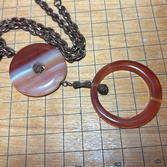 Carnelian Donut 4.25” Dangle Pendant Necklace 18”L Coppery Twisting Link Chain - Picture 8 of 8
